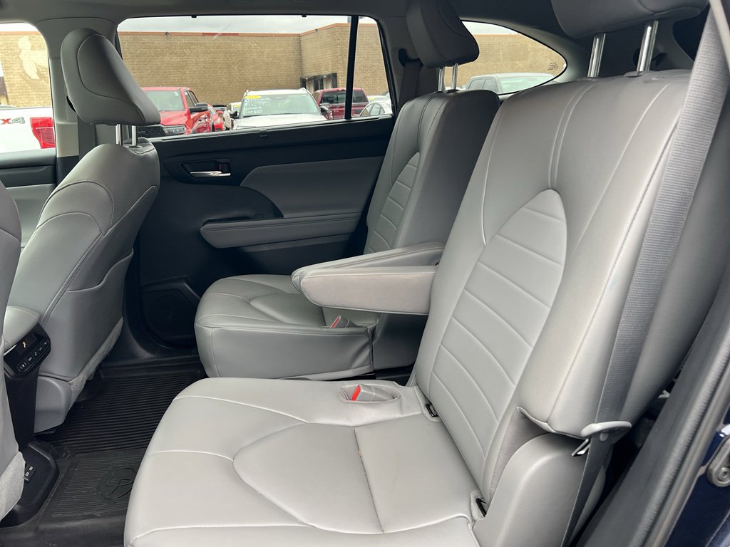 Used 2023 Toyota Highlander XLE image 6
