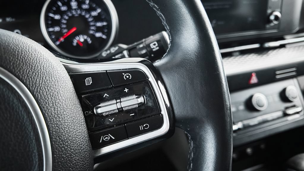 Used 2022 Kia Carnival LX FWD image 19