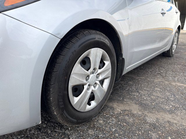 Used 2017 Kia Forte LX image 2