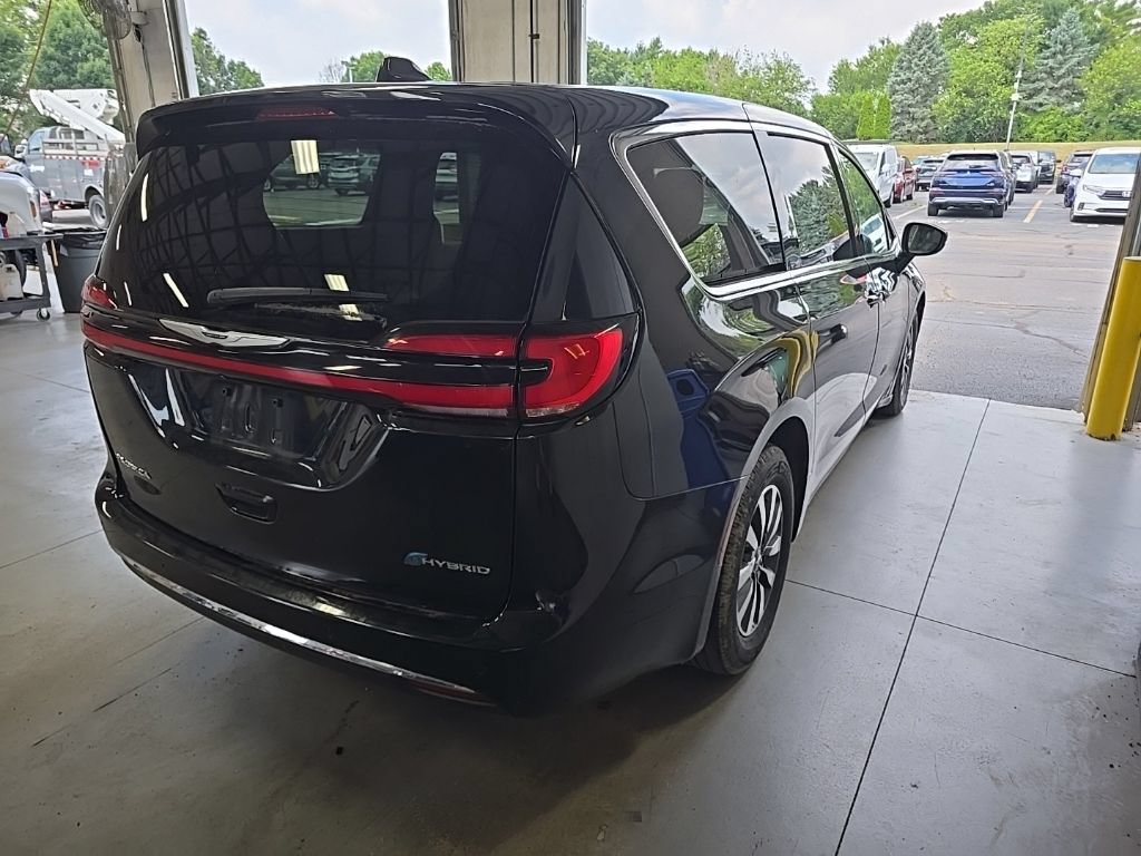 Used 2023 Chrysler Pacifica Touring-L FWD image 4