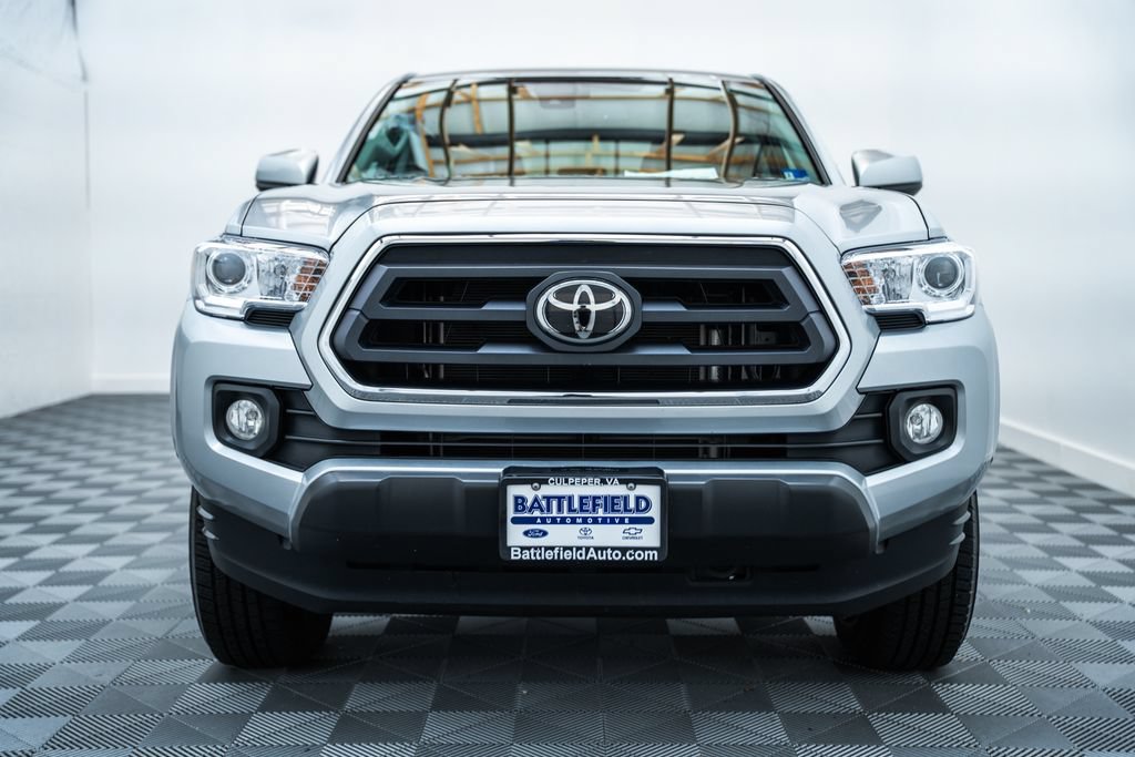 Certified 2022 Toyota Tacoma SR5 AWD/4WD image 2