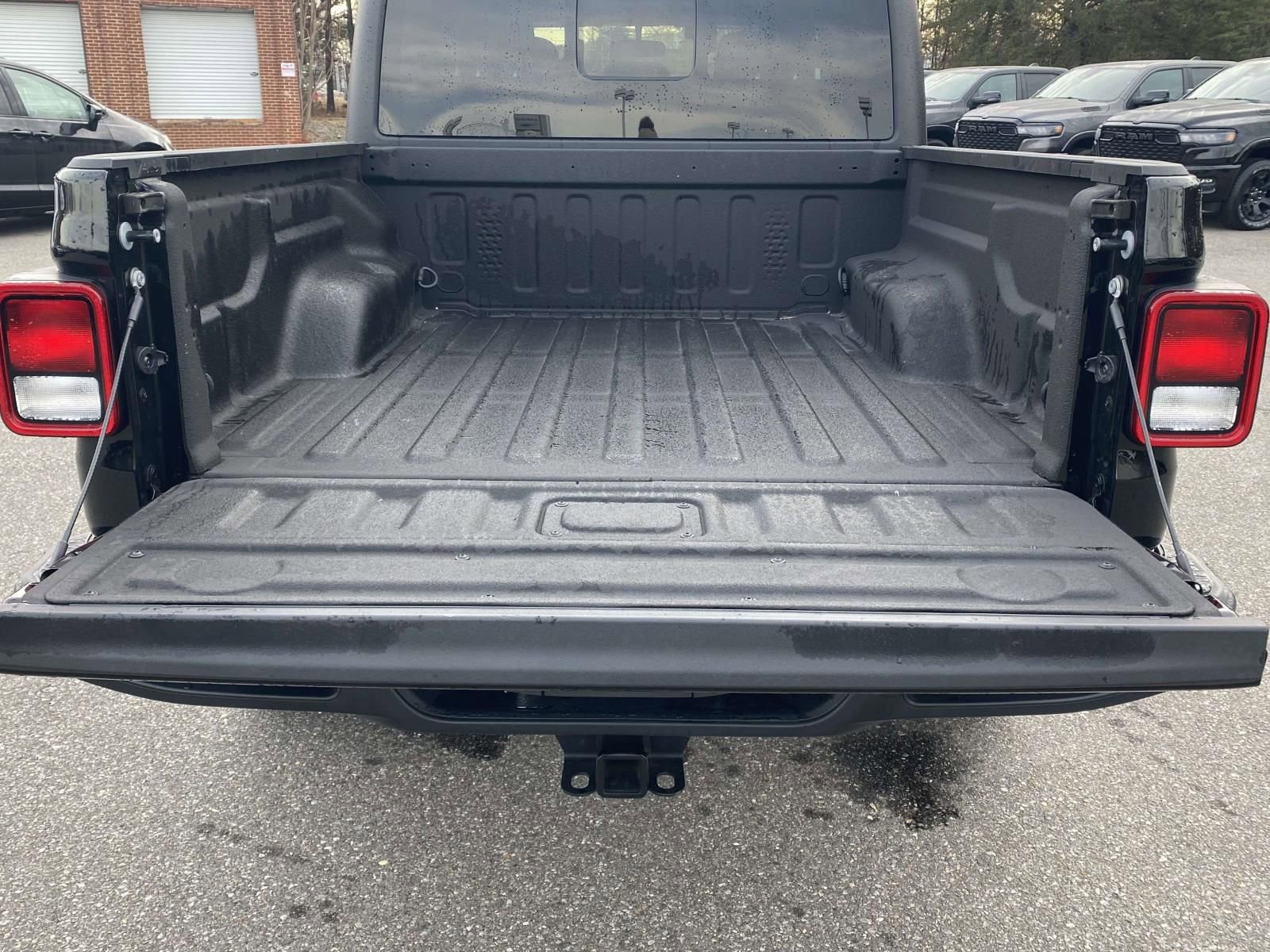 Used 2023 Jeep Gladiator Sport image 9