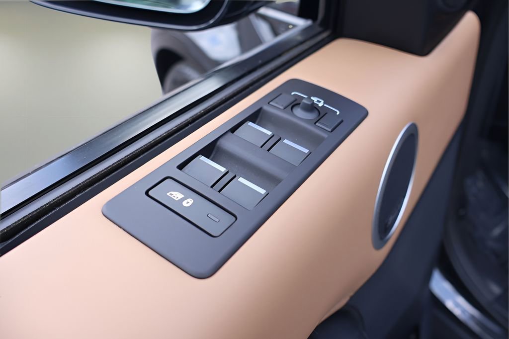 Used 2024 Land Rover Discovery Metropolitan Edition AWD/4WD image 10