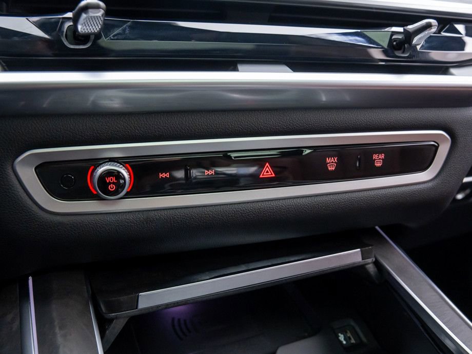 Certified 2025 BMW X7 M60i w/ Executive Package image 30