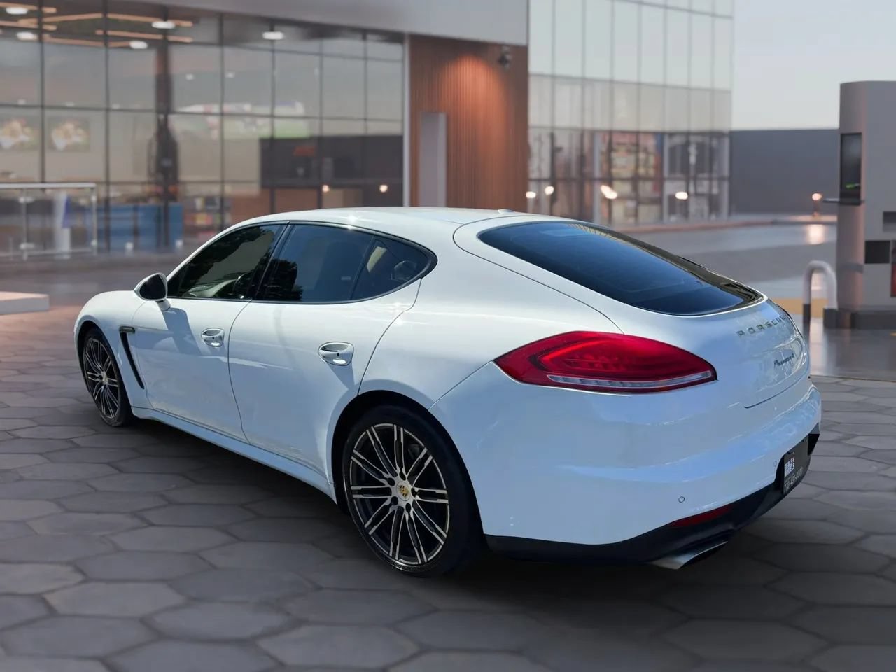 Used 2016 Porsche Panamera RWD image 3
