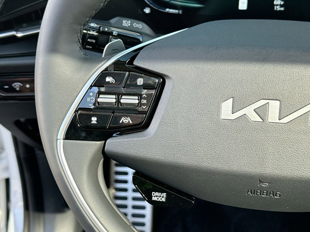 Used 2025 Kia Niro SX Touring image 19