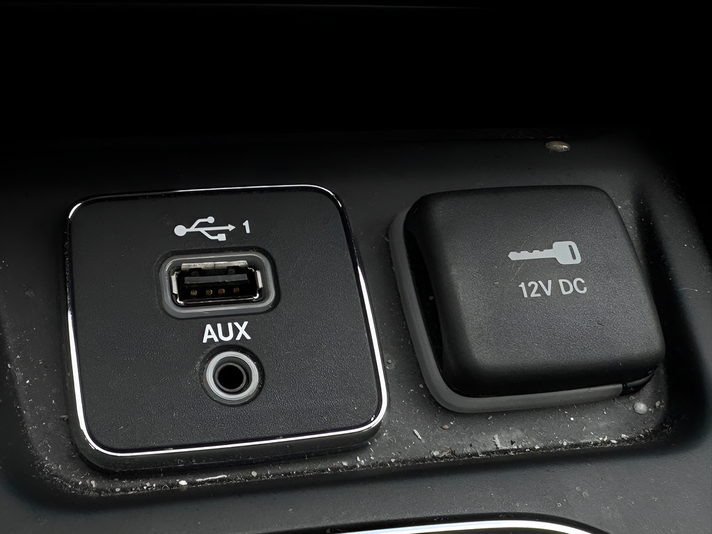 Used 2020 Jeep Cherokee Latitude w/ Cold Weather Group AWD/4WD image 29