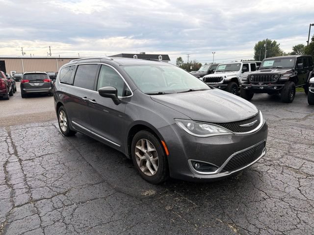 Used 2018 Chrysler Pacifica Touring-L w/ Tire & Wheel Group FWD image 2