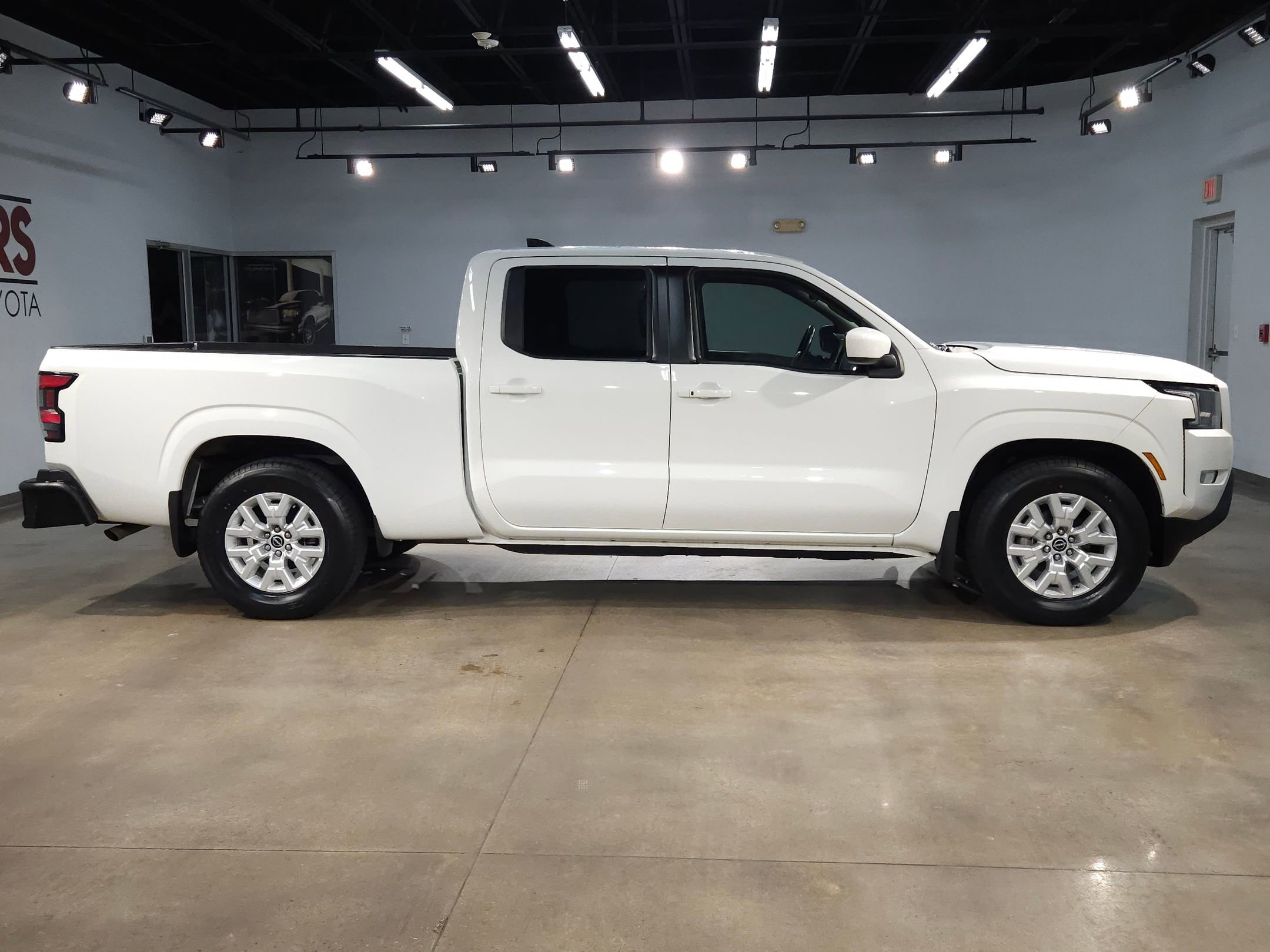 Used 2024 Nissan Frontier SV w/ Technology Package image 8