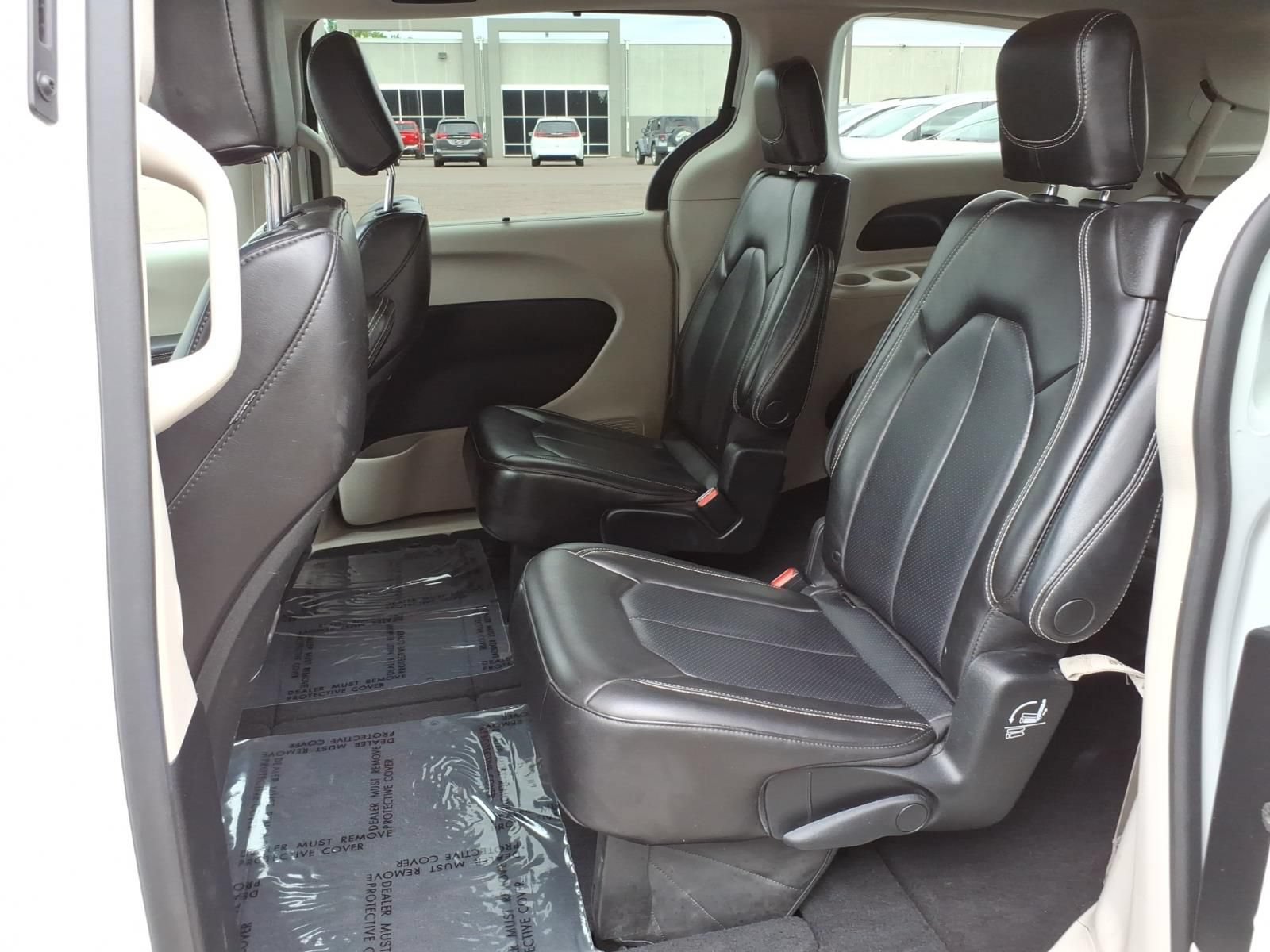 Used 2023 Chrysler Pacifica Touring-L FWD image 14