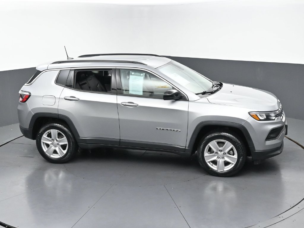 Used 2022 Jeep Compass Latitude w/ Convenience Group AWD/4WD image 3