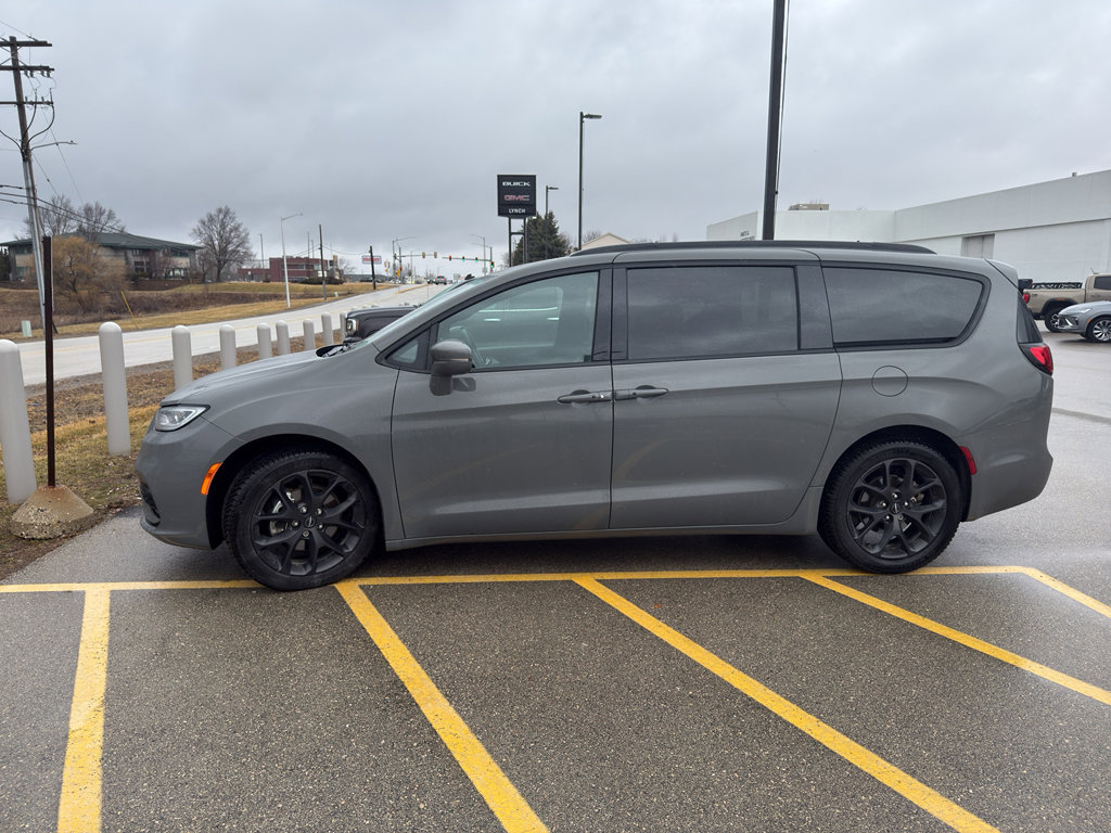 Used 2021 Chrysler Pacifica Touring-L w/ S Appearance Package image 2