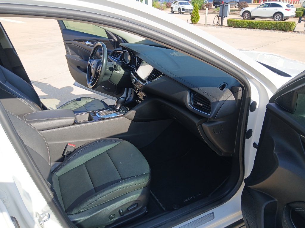 Used 2018 Buick Regal Essence w/ Driver Confidence Package #1 AWD/4WD image 25