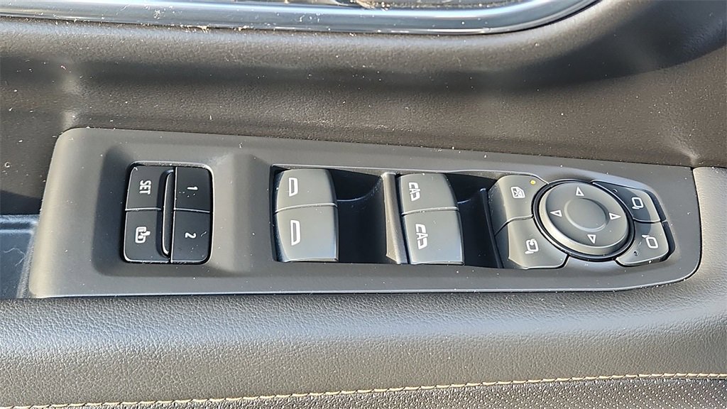 Used 2023 GMC Yukon XL AT4 image 17