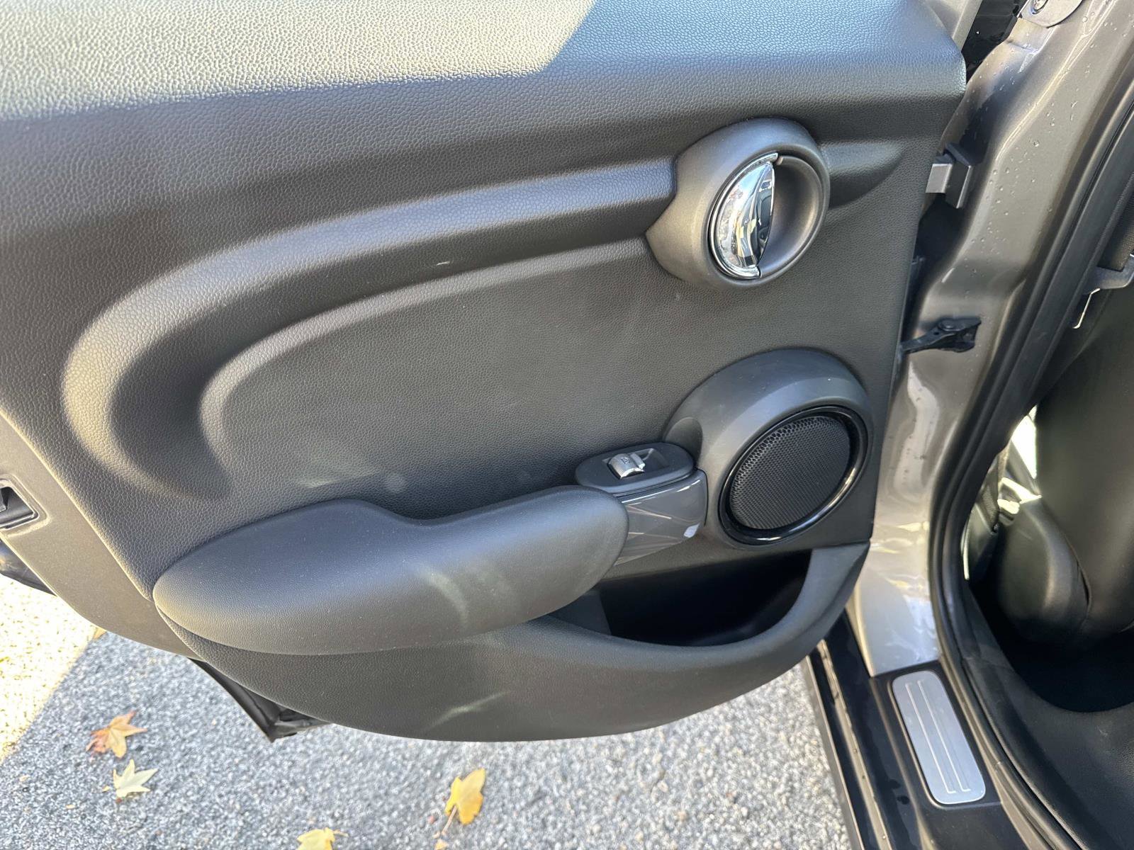 Used 2017 MINI Cooper 4-Door Hardtop image 11