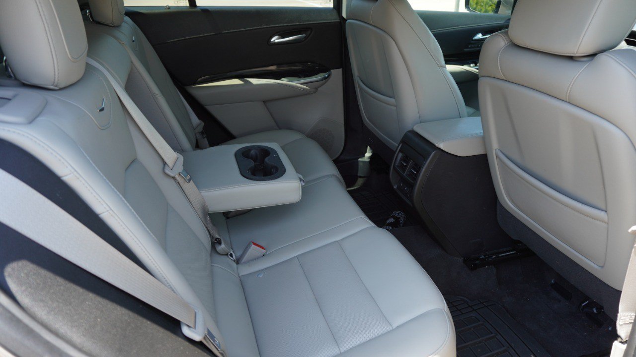 Used 2022 Cadillac XT4 Premium Luxury w/ Enhanced Visibility Package FWD image 13