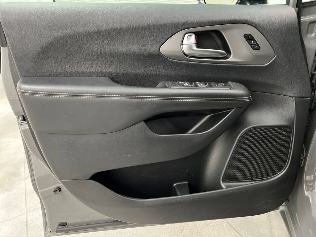 Used 2025 Chrysler Pacifica Select FWD image 14