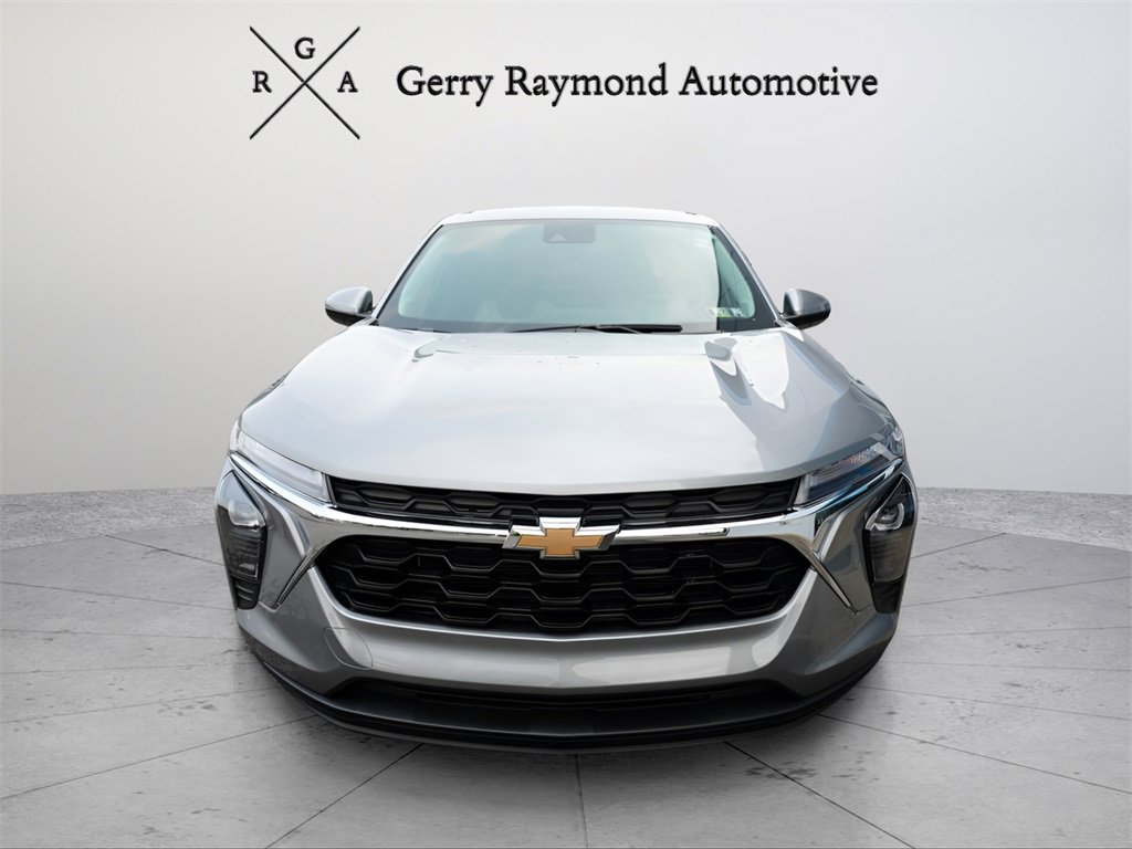 Used 2025 Chevrolet Trax LS w/ LS Convenience Package image 2