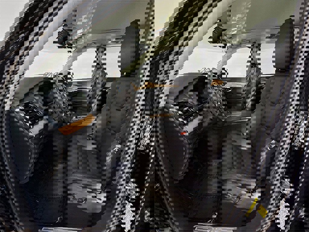 Certified 2025 Volvo XC90 B6 Plus image 21