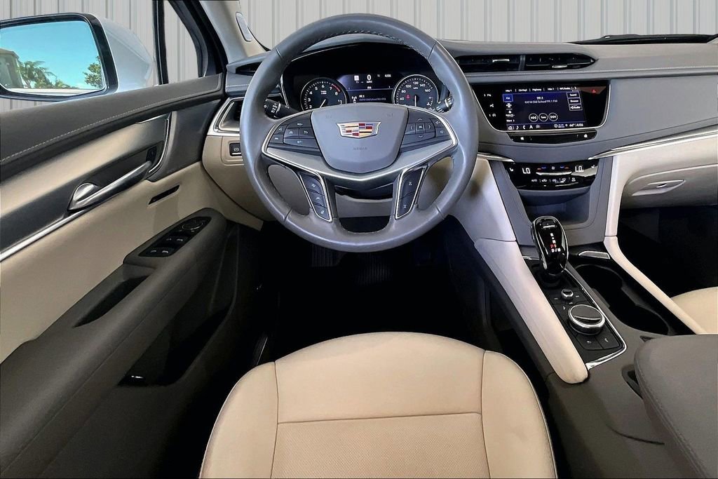 Used 2023 Cadillac XT5 Premium Luxury w/ Technology Package FWD image 2