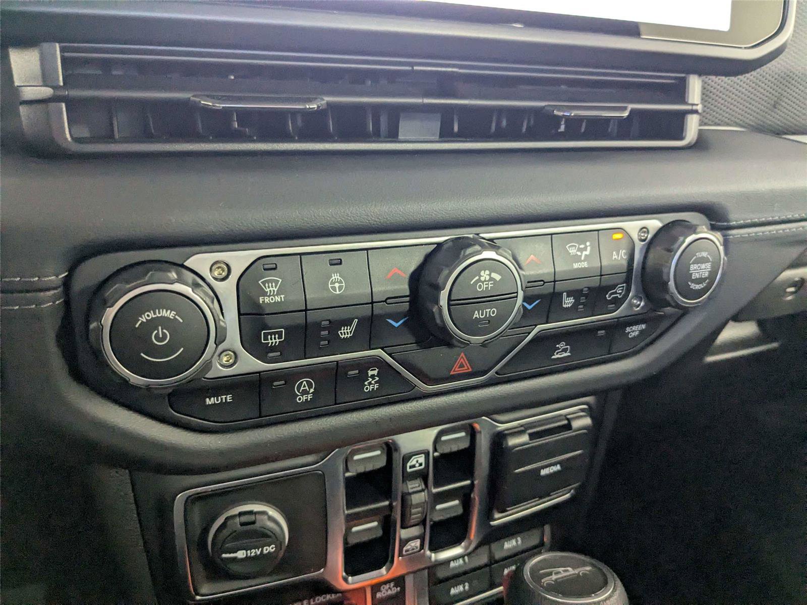 Used 2025 Jeep Gladiator Mojave w/ Convenience Group AWD/4WD image 20