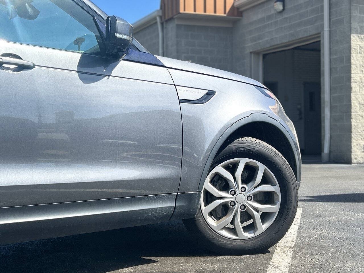 Used 2018 Land Rover Discovery SE AWD/4WD image 4