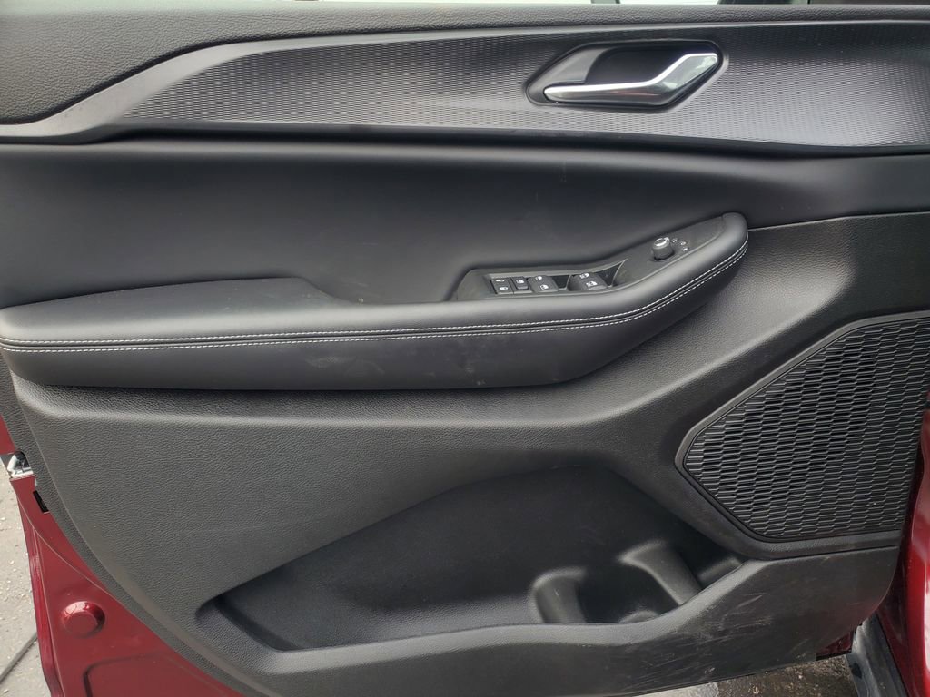 Used 2024 Jeep Grand Cherokee Laredo image 12