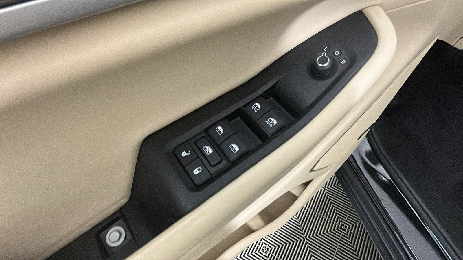 Used 2023 Jeep Grand Cherokee 4WD 4xe w/ Luxury Tech Group II image 13