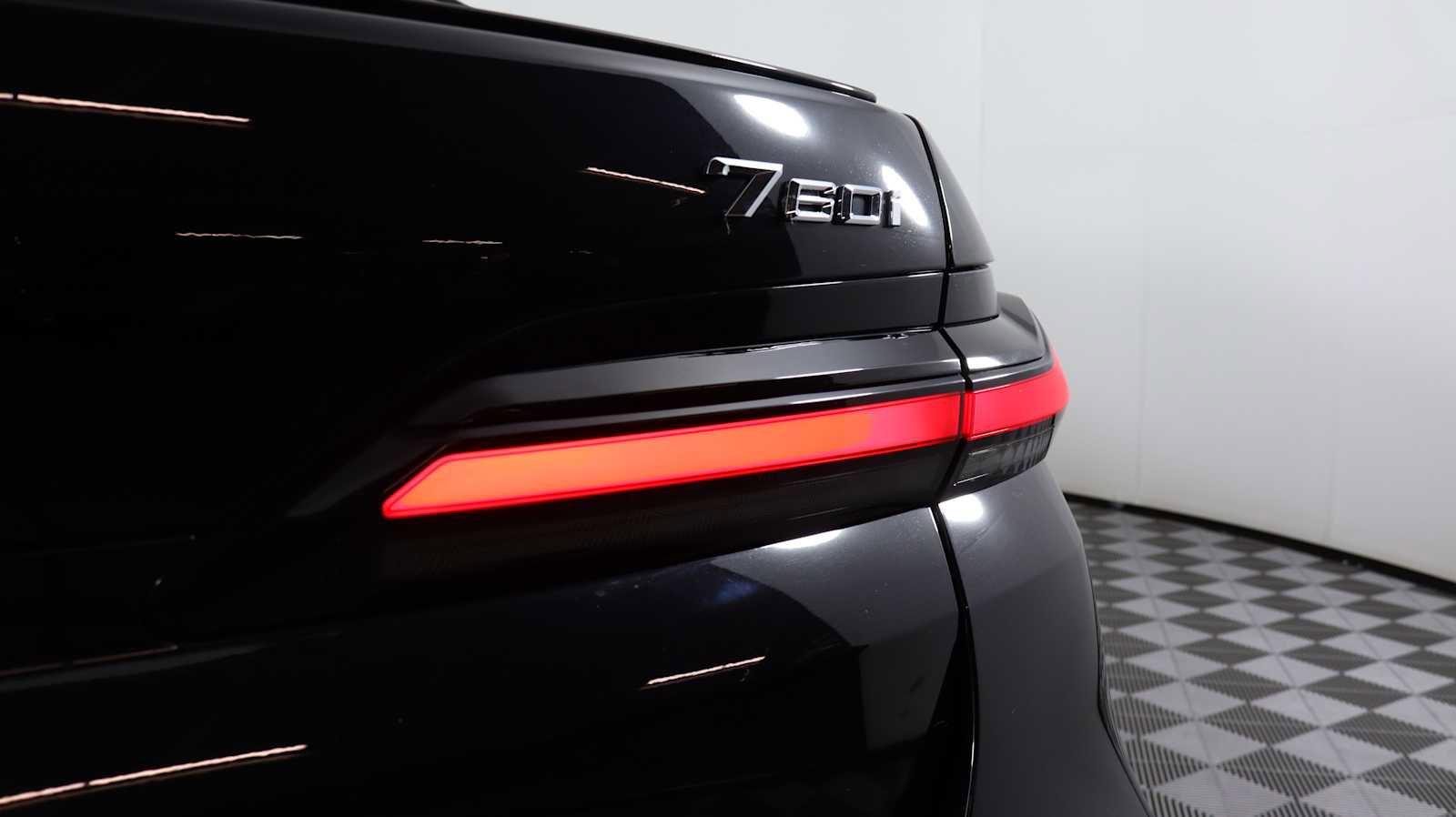 Used 2023 BMW 760i xDrive w/ Executive Package image 29