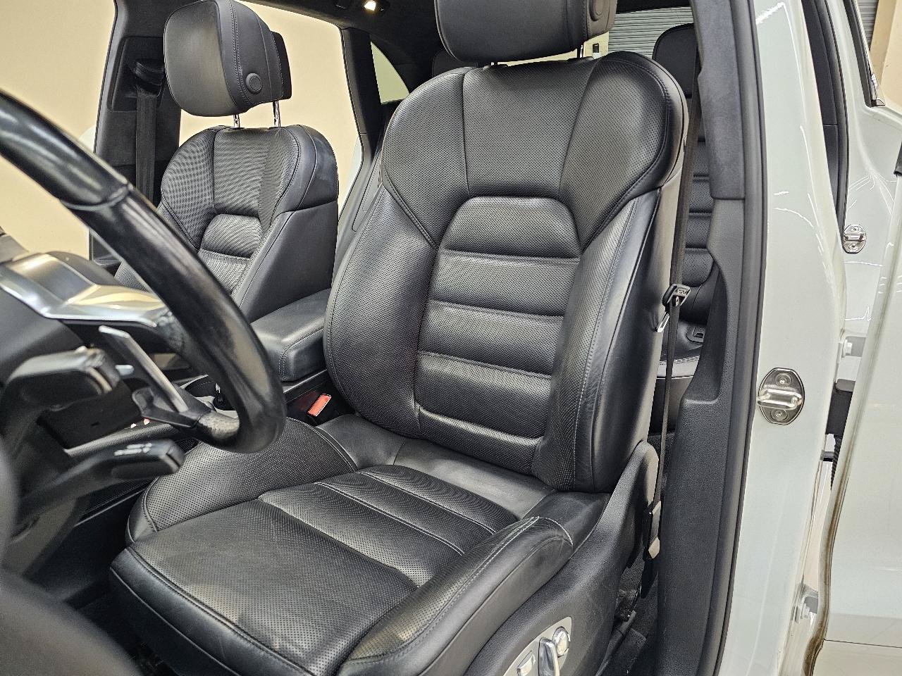 Used 2017 Porsche Macan Turbo AWD/4WD image 18