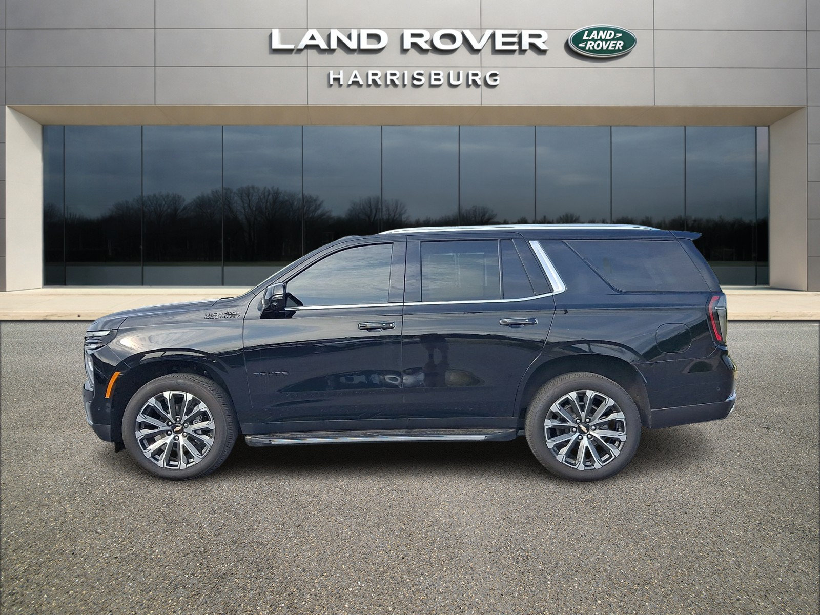 Used 2025 Chevrolet Tahoe High Country AWD/4WD image 2