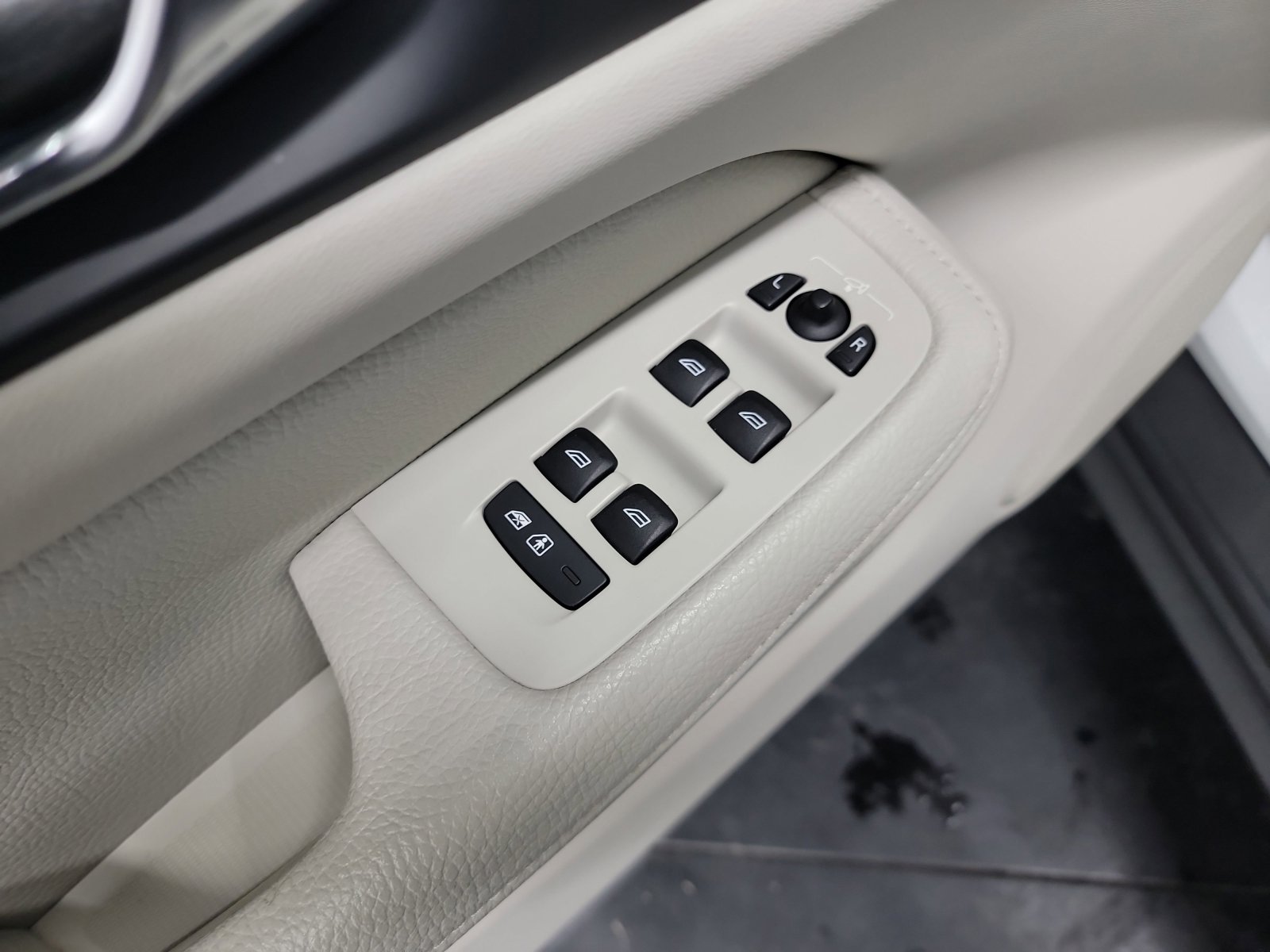 Used 2021 Volvo V60 T5 Cross Country image 14