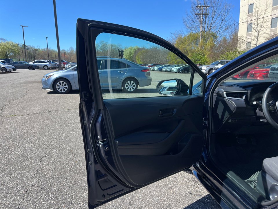 Used 2025 Toyota Corolla LE image 33