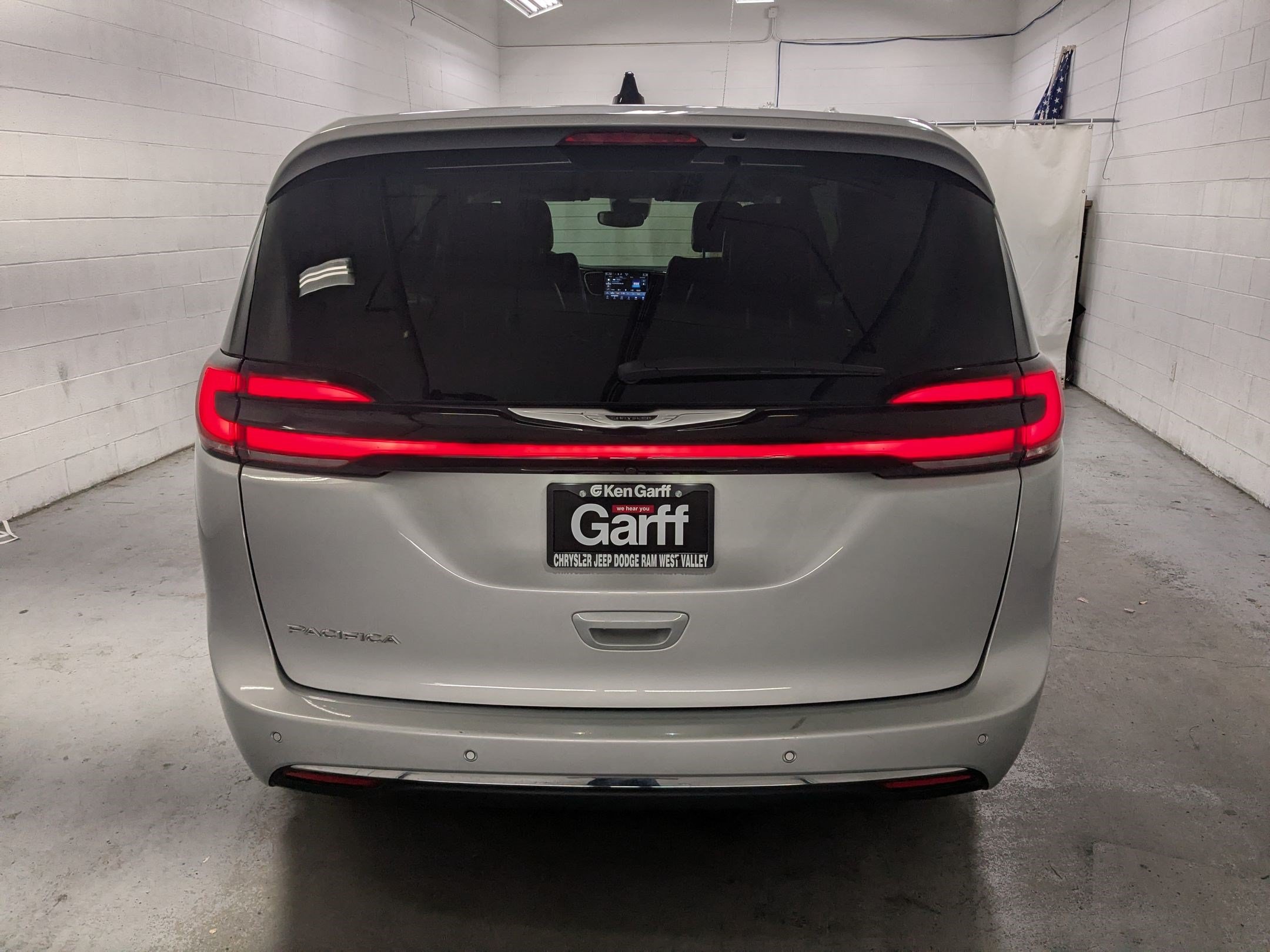 Used 2024 Chrysler Pacifica Touring-L FWD image 5