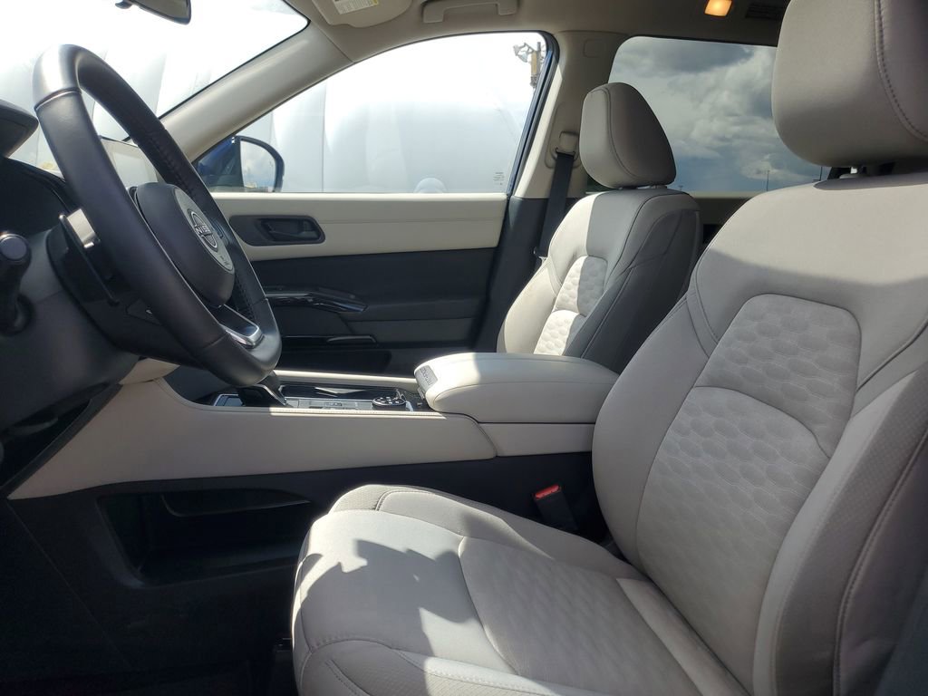 Used 2024 Nissan Pathfinder SV w/ SV Premium Package image 11