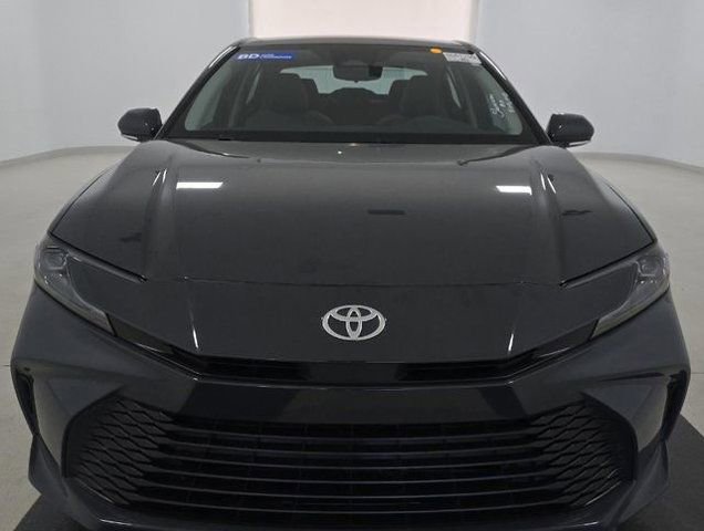 Used 2025 Toyota Camry LE image 2