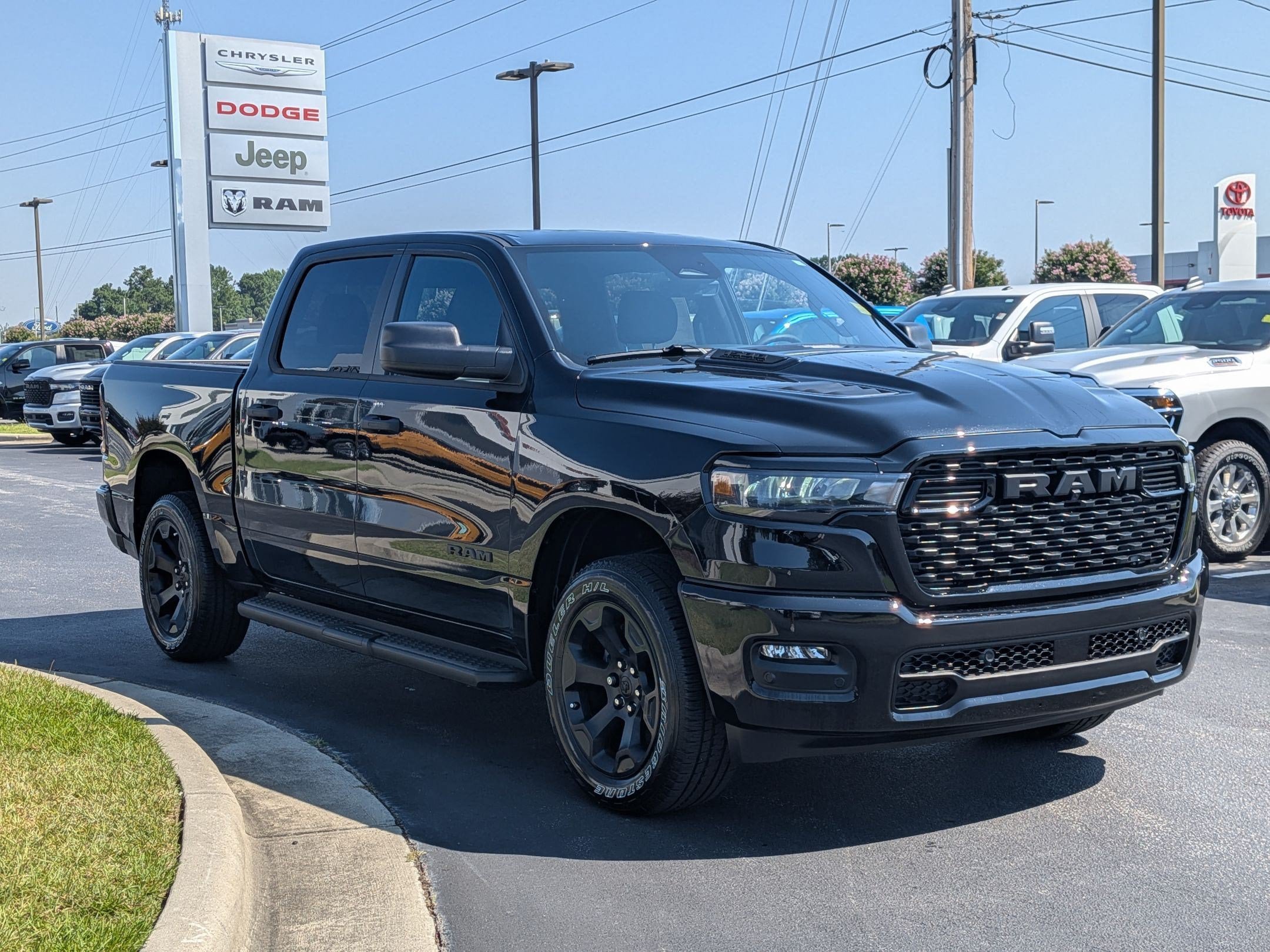 New 2026 RAM 1500 Express AWD/4WD image 3