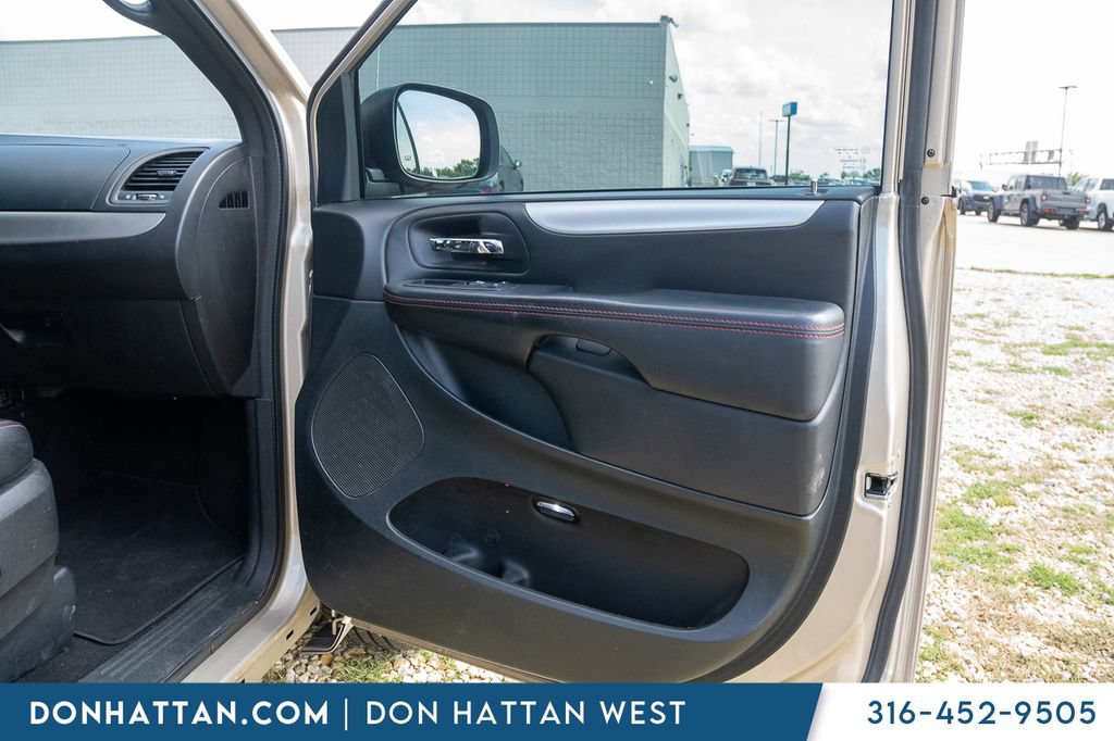 Used 2016 Dodge Grand Caravan R/T FWD image 25