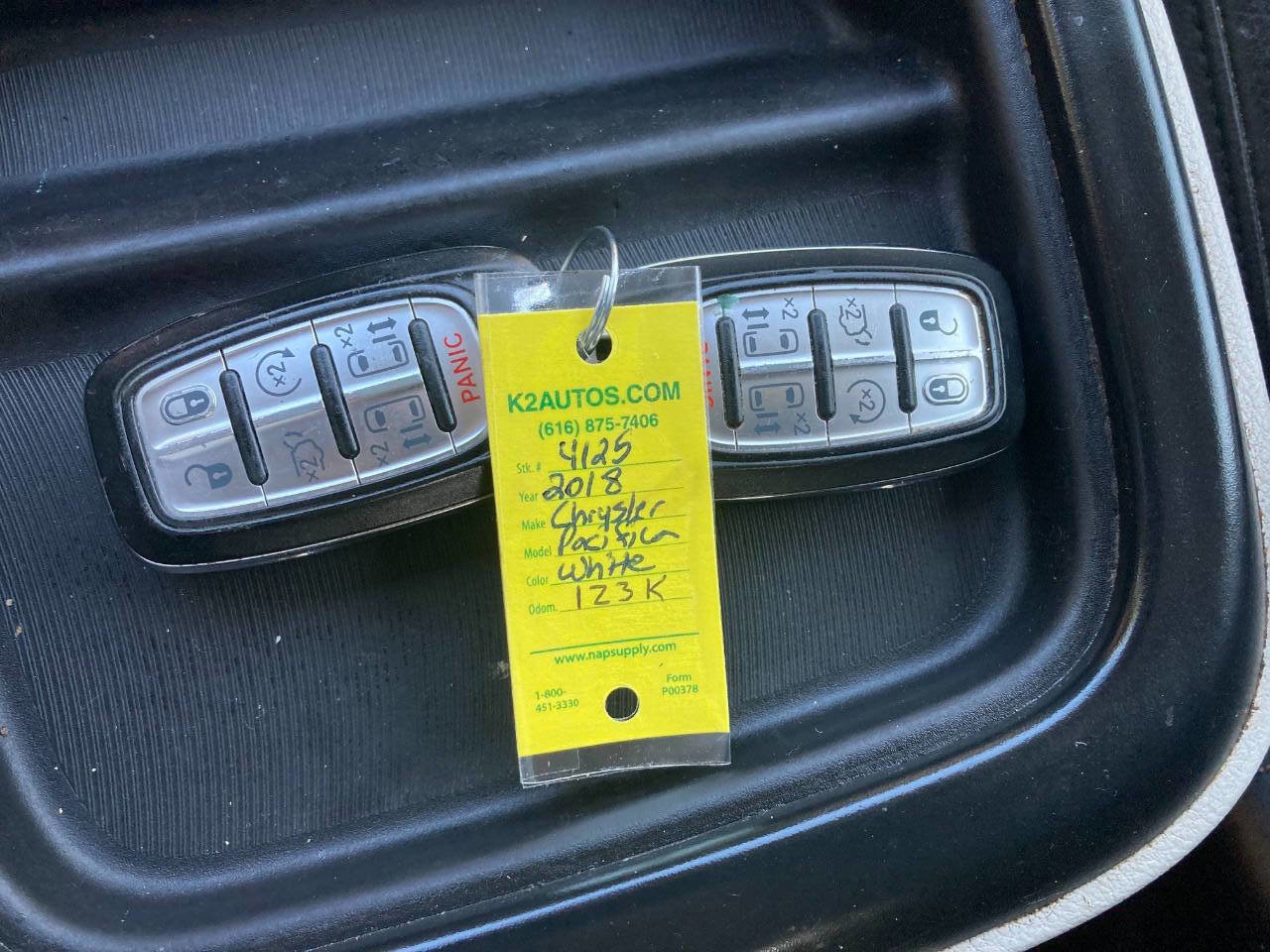 Used 2018 Chrysler Pacifica Touring-L image 11