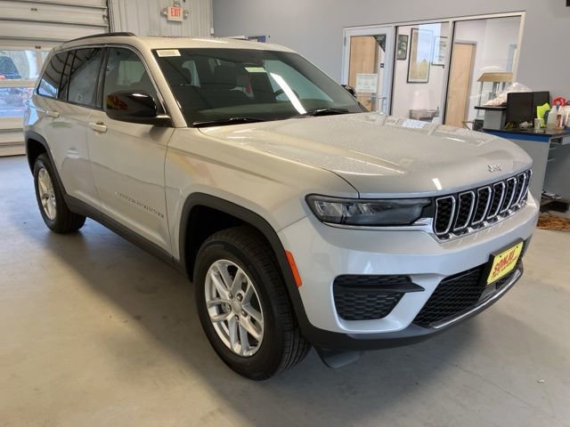 Used 2025 Jeep Grand Cherokee Laredo X w/ Luxury Tech Group I image 3