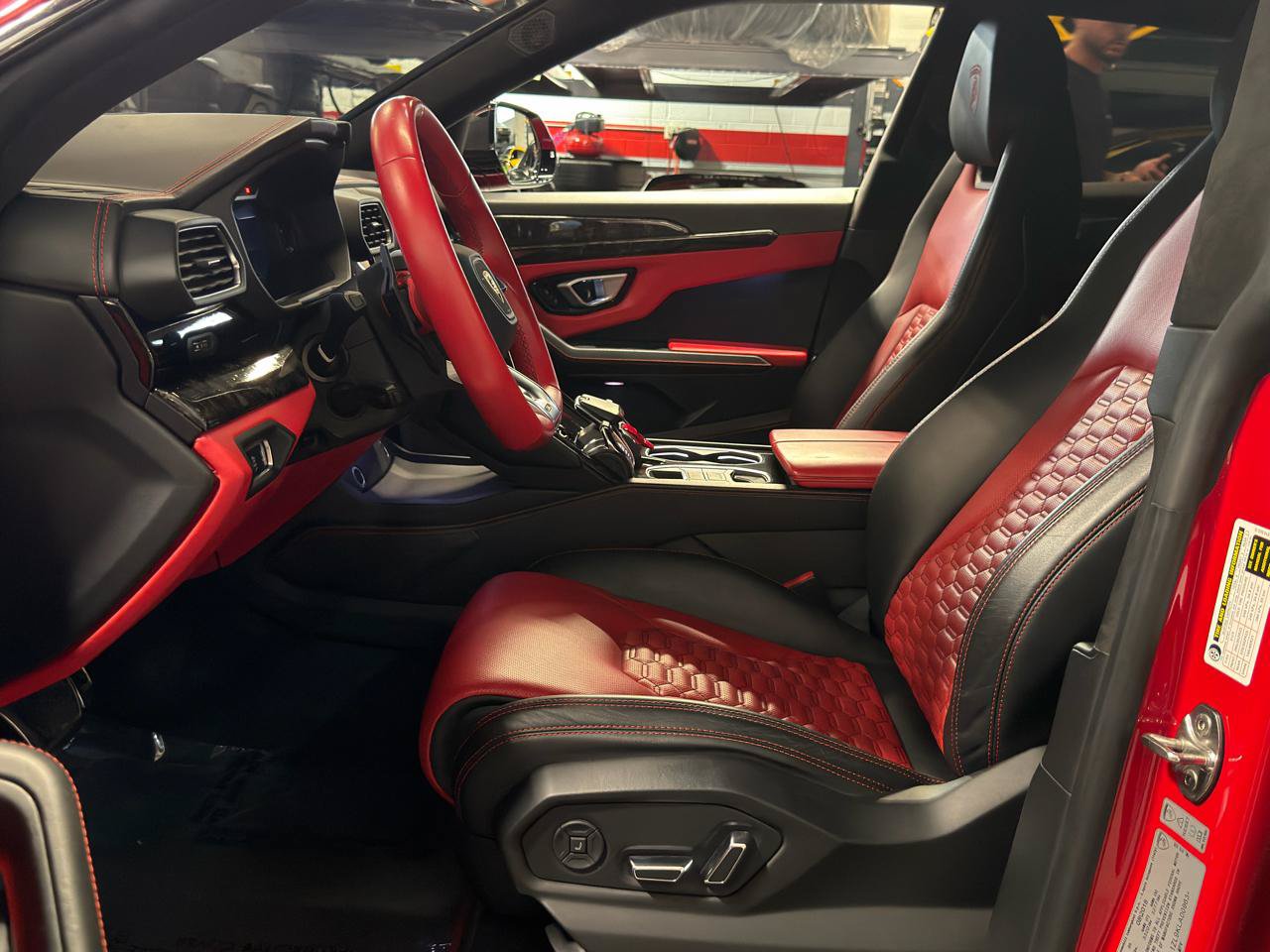 Used 2019 Lamborghini Urus AWD/4WD image 24