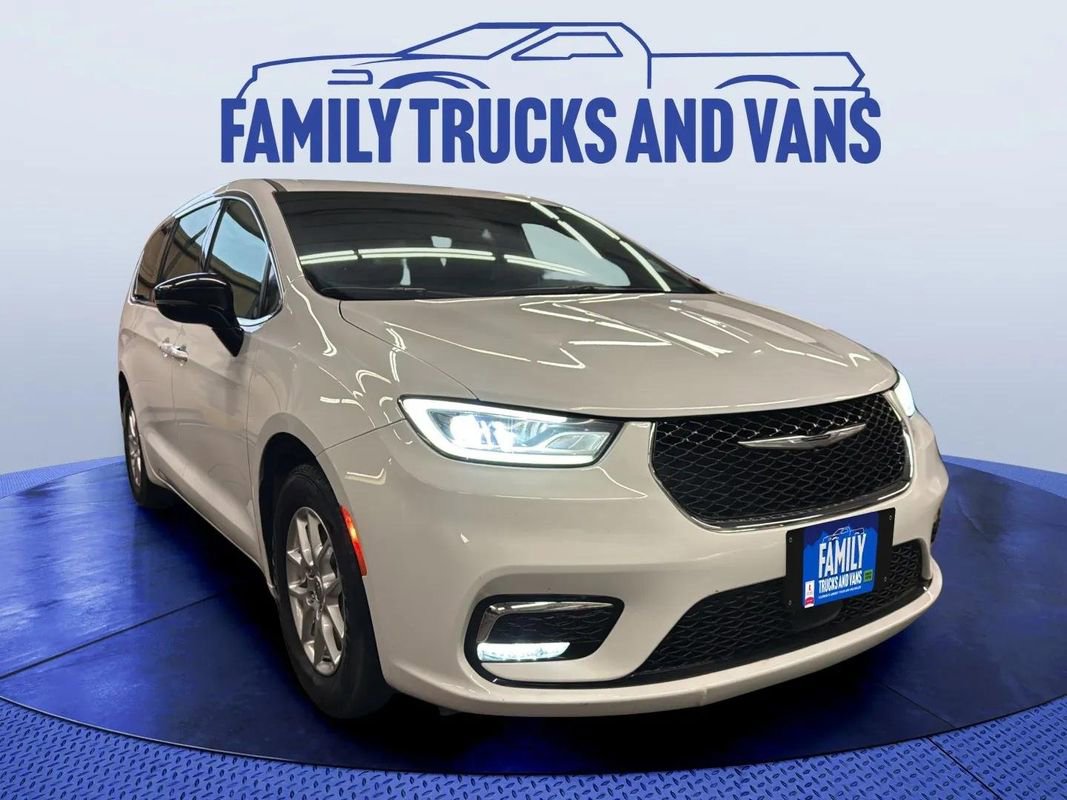 Used 2024 Chrysler Pacifica Touring image 7