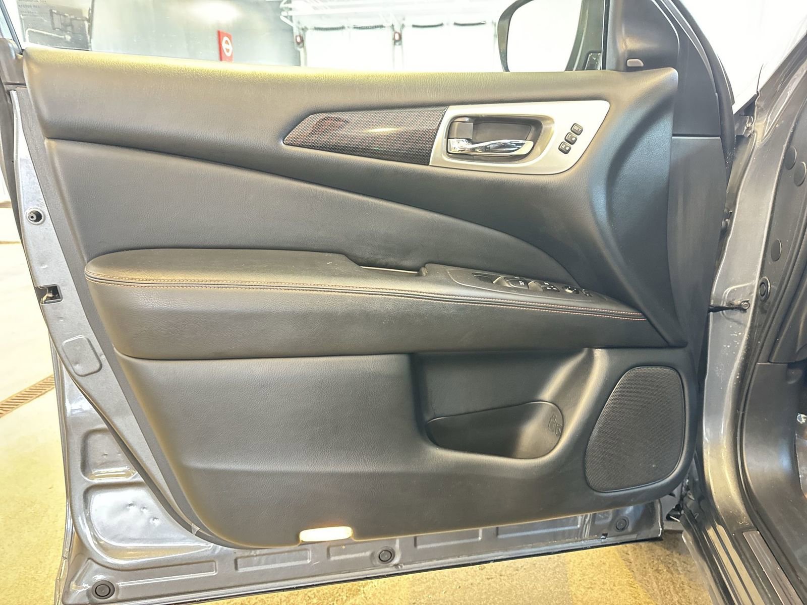 Used 2020 Nissan Pathfinder SL image 21