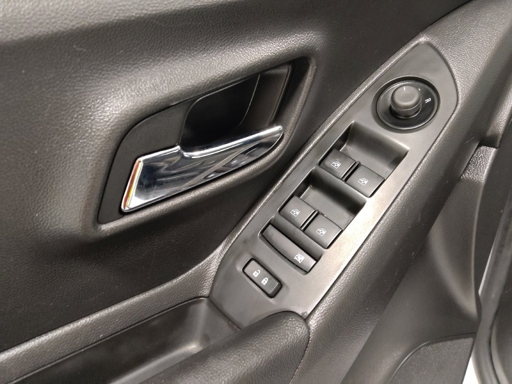 Used 2021 Chevrolet Trax LS image 27