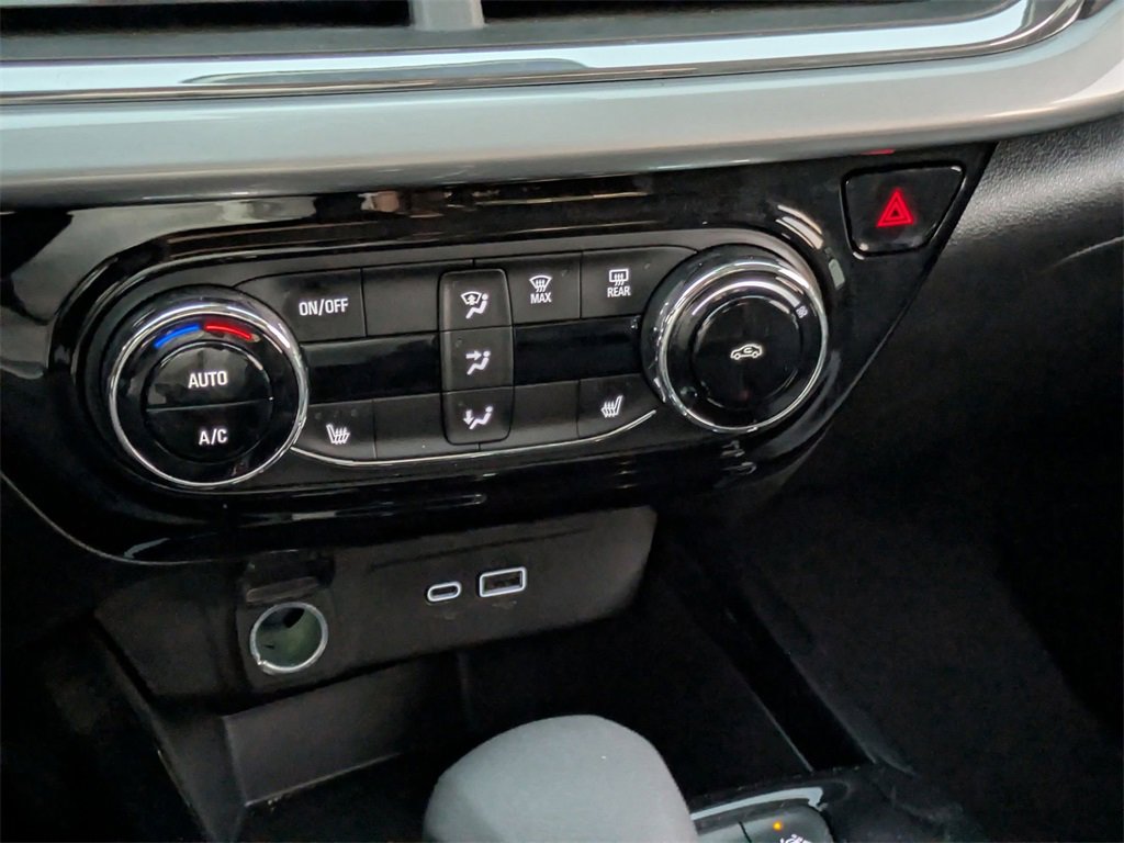 Used 2025 Chevrolet Trax LT w/ LT Convenience Package image 22