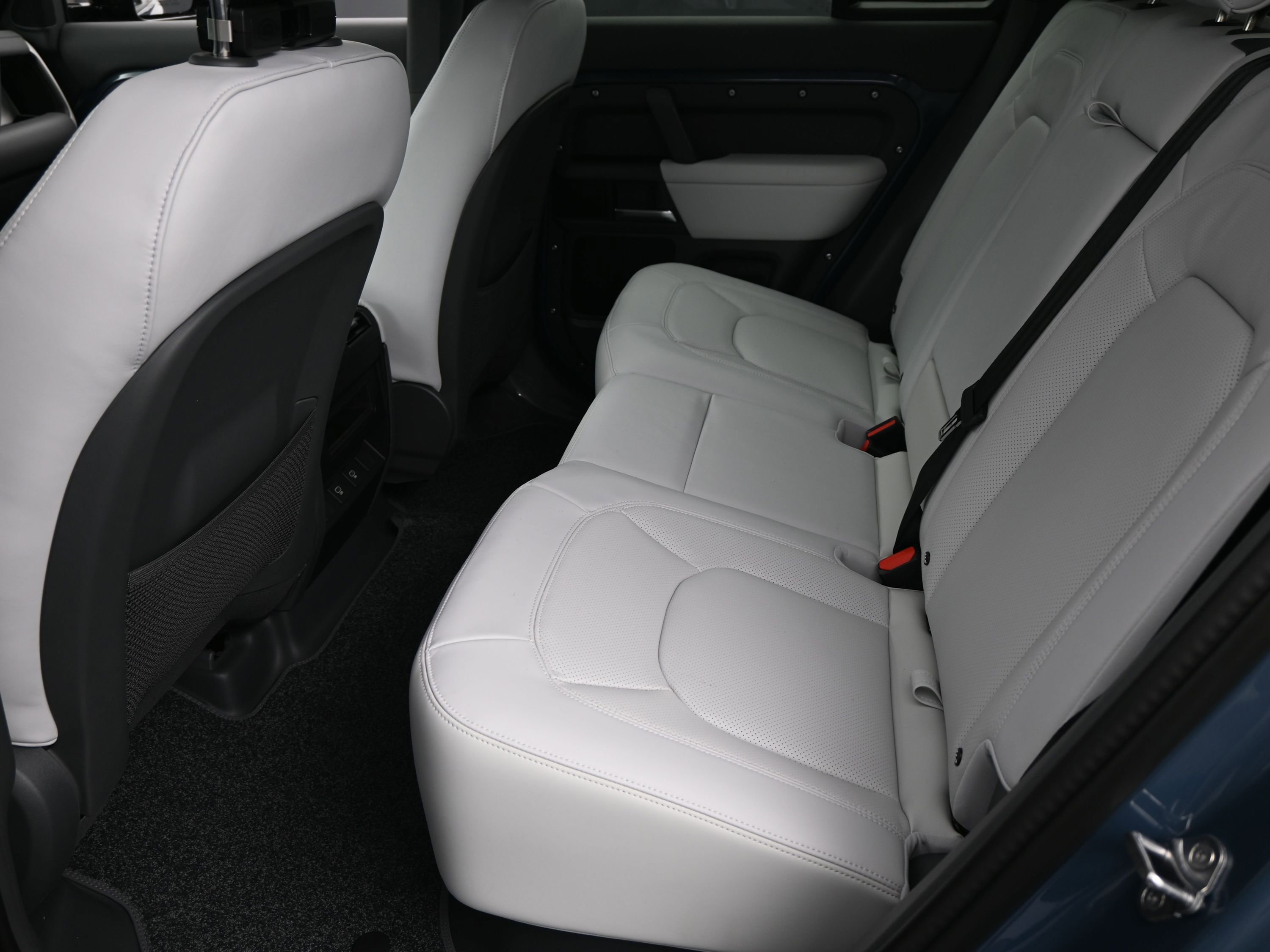 Used 2025 Land Rover Defender 110 S image 6