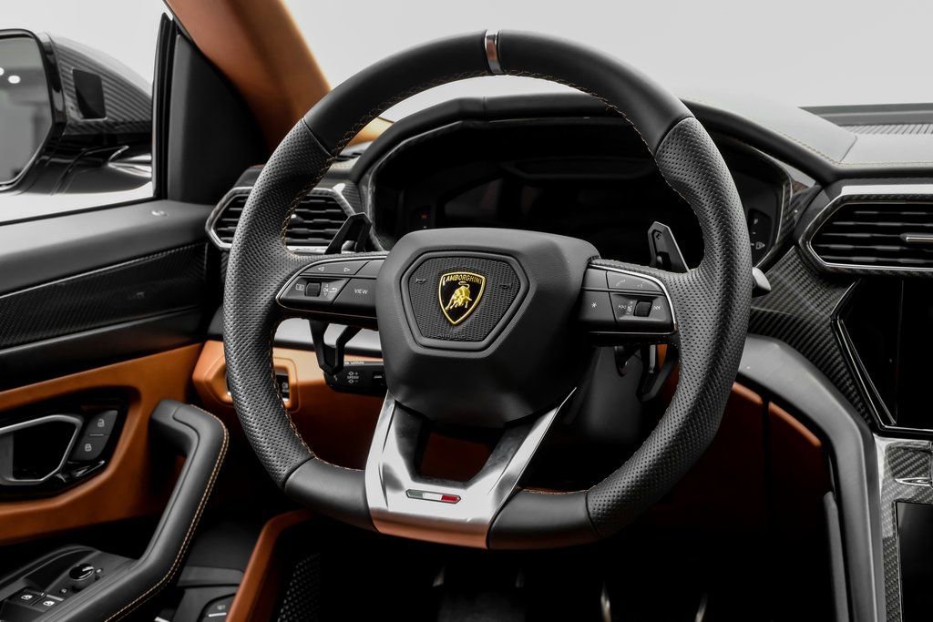 Used 2022 Lamborghini Urus image 12