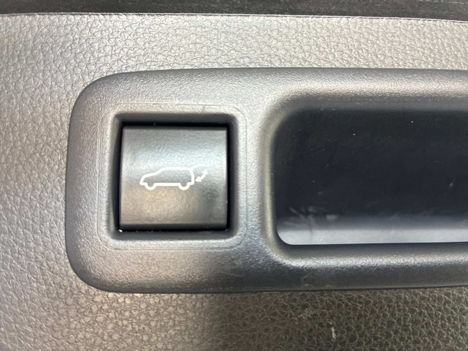 Used 2024 Toyota Highlander XLE AWD/4WD image 12