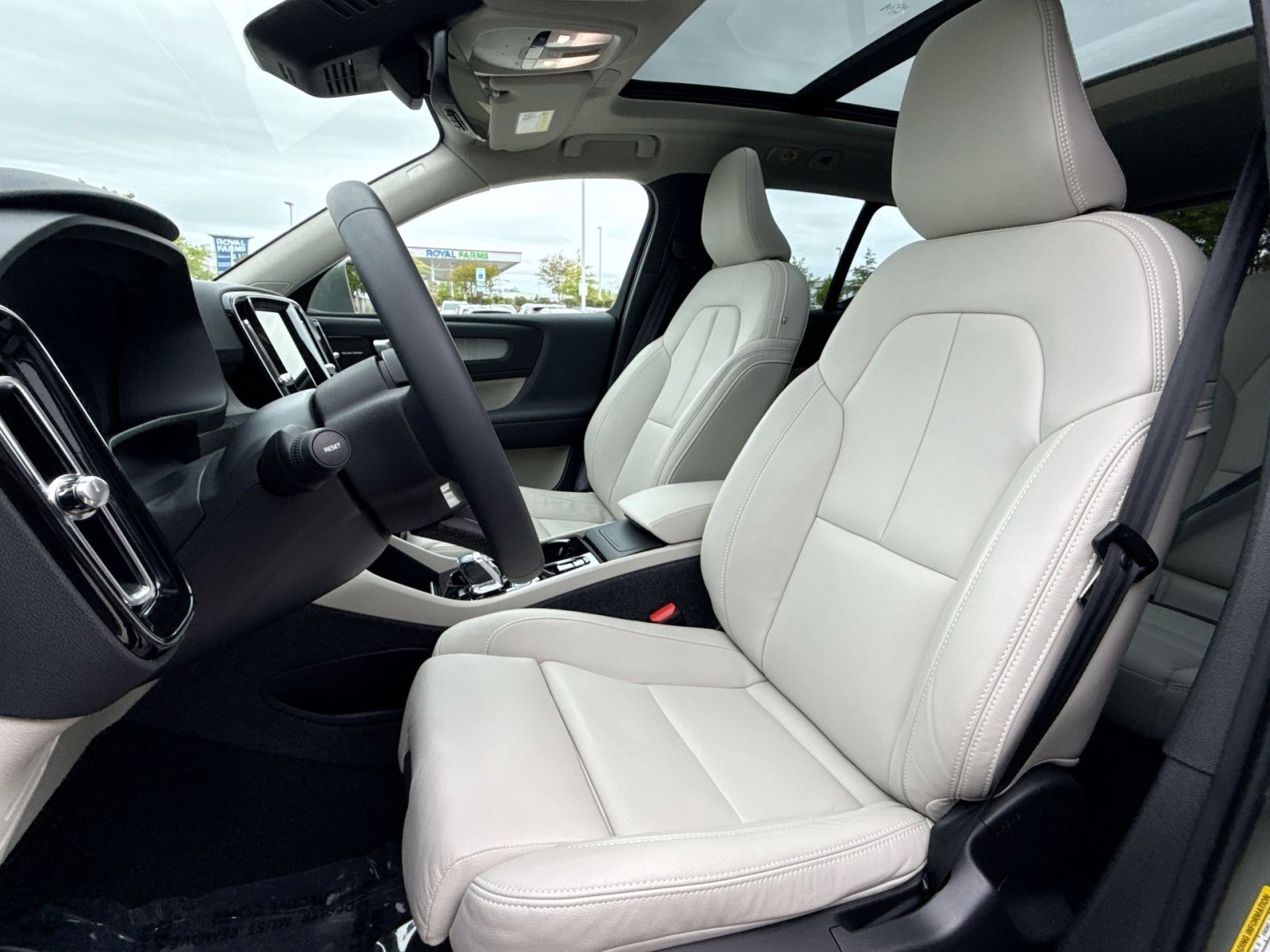 Certified 2025 Volvo XC40 B5 Ultra w/ Protection Package Premier AWD/4WD image 13