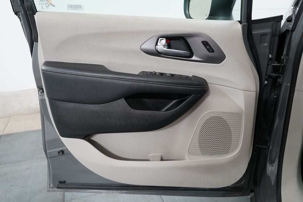 Used 2023 Chrysler Pacifica Touring-L FWD image 26